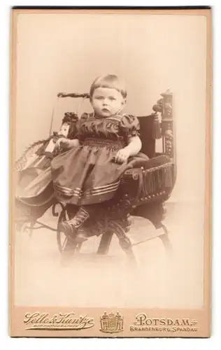 Fotografie Selle & Kuntze, Potsdam, Schwertfegerstr. 14, kleines Mädchen mit ihrer Puppe im Puppenwagen, 1914