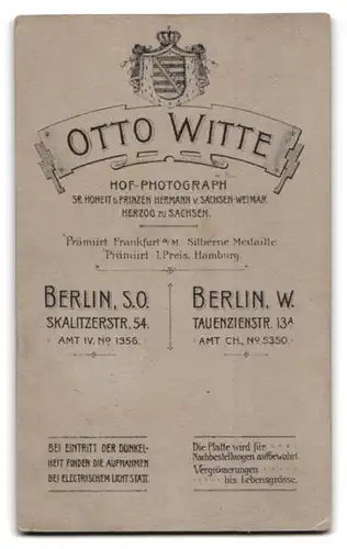 Fotografie Otto Witte, Berlin, Skalitzerstr. 54, kleiner Knabe im Kleid mit Spielzeugpferd in der Hand