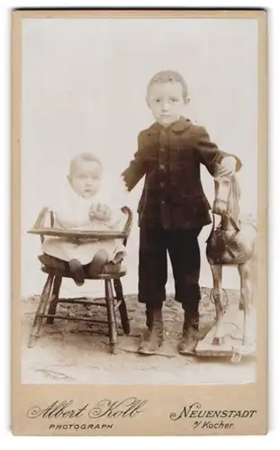 Fotografie Albert Kolb, Neuenstadt a. Kocher, zwei Kinder im Anzug und Kleidchen mit Schaukelpferd im Atelier