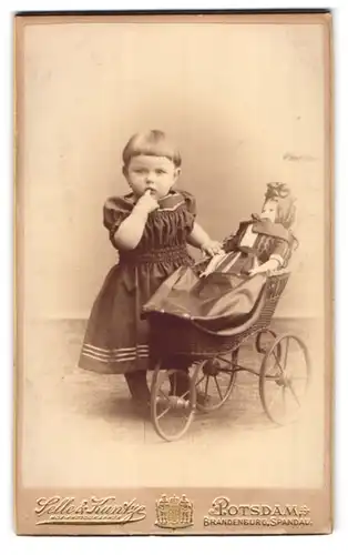 Fotografie Selle & Kuntze, Potsdam, Schwertfegerstr. 14, niedliches Mädchen mit ihrer grossen Puppe im Puppenwagen