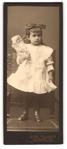 Fotografie Carl Hillger, Osterburg, Portrait Mädchen Mädi Schultze im Kleid mit ihrer Puppe im Arm