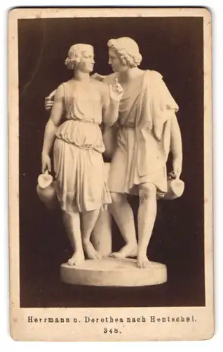 Fotografie unbekannter Fotograf und Ort, Statue Hermann u. Dorothea nach Hentschel