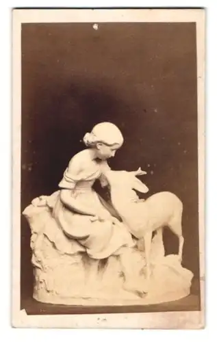 Fotografie unbekannter Fotograf und Ort, Statue Mädchen mit Reh