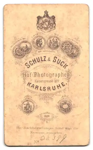 Fotografie Schulz & Suck, Karlsruhe, Kaiserstr. 227, Kutscher in Dienstkleidung mit Lederstulpen