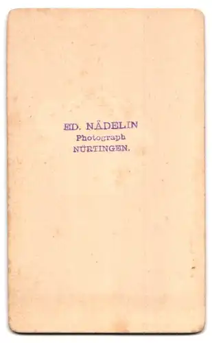 Fotografie Ed. Nädelin, Nürtingen, Portrait älterer Herr auf einem Auge blind mit Krückstock im Atelier