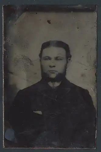 Fotografie Ferrotypie junger Mann im schwarzen Anzug mit Kinnbart