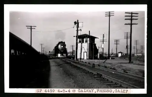 Fotografie unbekannter Fotograf, Ansicht Fresno / CA, Personenzug mit Dampflok Nr. 4459 der Southern Pacific, Eisenbahn