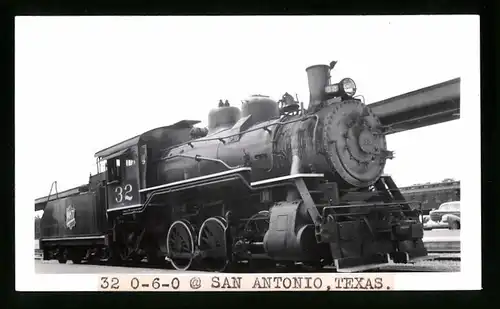 Fotografie A.B. Johnson, Springfield, Ansicht San Antonio / Texas, Dampflok Nr. 32 der MKT, Eisenbahn USA