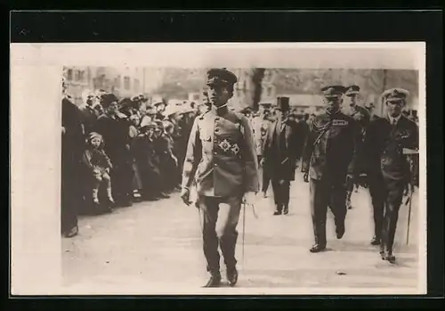 AK Japan, Prinz Hirohito in Uniform bei einer Parade