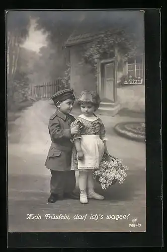 AK Mein Fräulein darf ich`s wagen?, Kleiner Soldat mit Blumen für Mädchen, Kinder Kriegspropaganda