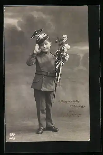 AK Kleiner Soldat mit Blumen salutiert, Kinder Kriegspropaganda