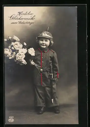 AK Kleiner Soldat mit Pickelhaube und Blumen, Gebrurtstagsgruss, Kinder Kriegspropaganda
