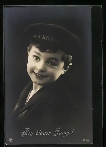 AK Ein blauer Junge, Kleiner Matrose in Uniform mit Mützenband, Kinder Kriegspropaganda