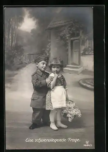 AK Eine schwerwiegende Frage, Kleiner Soldat und Mädchen mit Blumenkorb, Kinder Kriegspropaganda