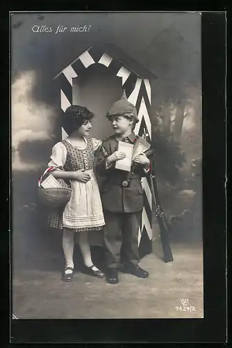 AK Alles für mich?, Kleiner Soldat mit Paketen und Mädchen, Kinder Kriegspropaganda