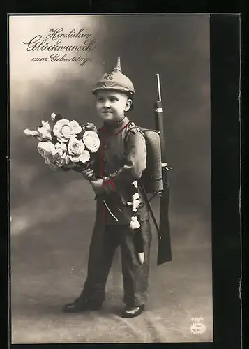 AK Kleiner Soldat mit Pickelhaube und Blumen, Geburtstagsgruss, Kinder Kriegspropaganda