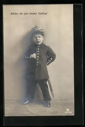 AK Bilden Sie hier keinen Auflauf, Kleiner Soldat mit Pickelhaube, Kinder Kriegspropaganda