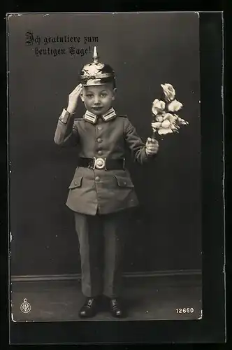 AK Kleiner Soldat mit Pickelhaube und Blumen, Glückwunsch, Kinder Kriegspropaganda