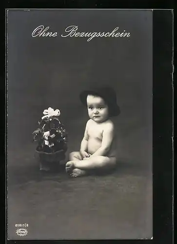 AK Ohne Bezugsschein, Nacktes Kleinkind sitzt neben Blumentopf, Kriegsnot