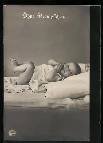 AK Ohne Bezugsschein, Halbnacktes Kleinkind liegt auf Kissen, Kriegsnot