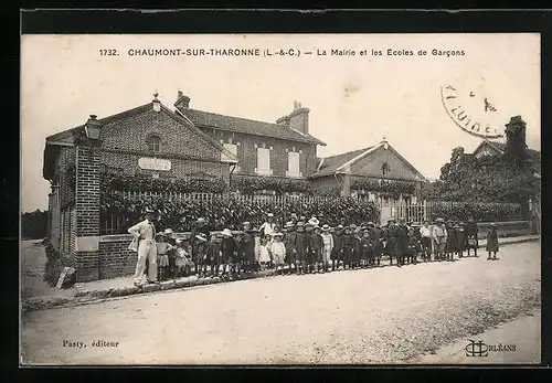 AK Chaumont-sur-Tharonne, La Mairie et les Ecoles de Garcons