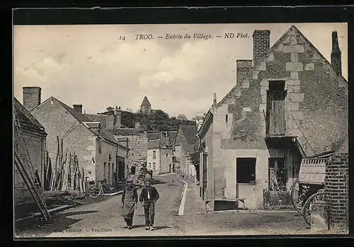 AK Troo, Entrée du Village