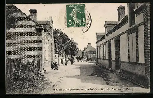 AK Nouan-le-Fuzelier, Rue du Champ de Foire