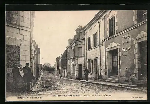 AK Vallières-les-Grandes, Place du Centre, Cafe E. Bigot