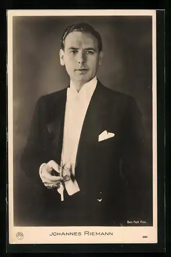 AK Schauspieler Johannes Riemann raucht eine Zigarette