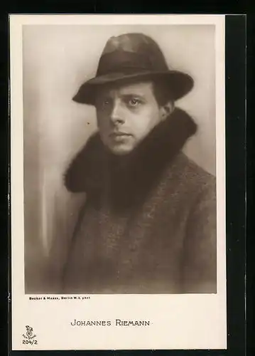 AK Schauspieler Johannes Riemann im Mantel mit Hut