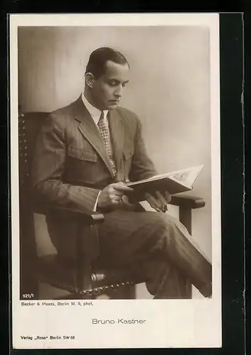 AK Schauspieler Bruno Kastner liest ein Buch