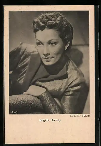 AK Schauspielerin Brigitte Horney im Sessel