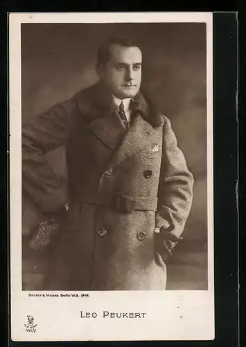 AK Schauspieler Leo Peukert in Mantel mit Pelzkragen