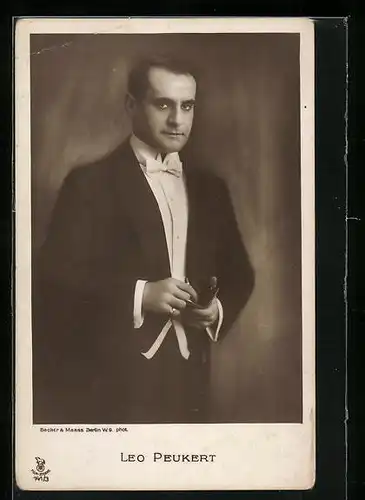 AK Schauspieler Leo Peukert mit Zigarettenetui