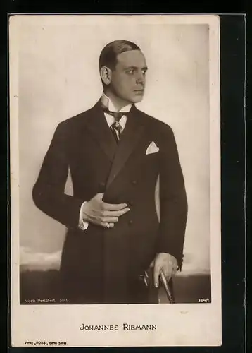 AK Schauspieler Johannes Riemann im Anzug