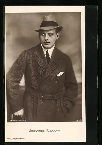 AK Schauspieler Johannes Riemann im Mantel