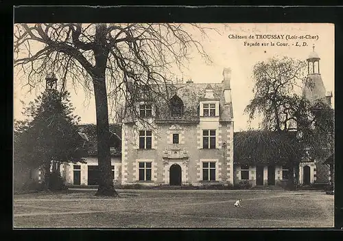 AK Troussay, Le Chateau, Facade sur la Cour