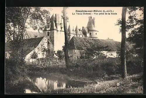 AK Fougères-sur-Bièvre, Le Vieux Chateau - Vue prise de la Route