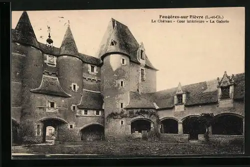 AK Fougères-sur-Bièvre, Le Chateau - Cour interieure - La Galerie