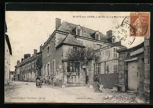 AK St-Dyé-sur-Loire, la Mairie et Grand'Rue