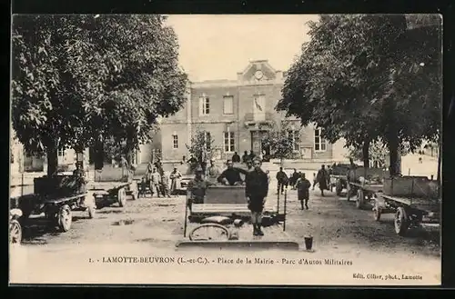 AK Lamotte-Beuvron, Place de la Mairie, Parc d`Autos Militaires