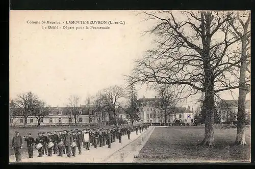 AK Lamotte-Beuvron, Le Défilé, Départ pour la Promenade