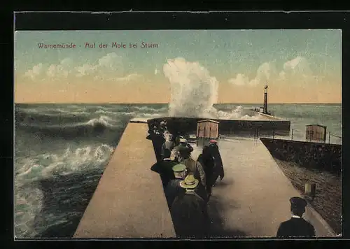 AK Warnemünde, Auf der Mole bei Sturm