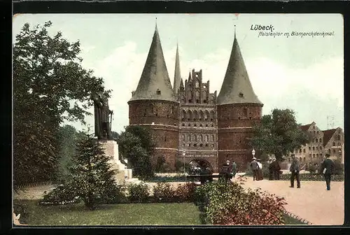 AK Lübeck, Holstentor mit Bismarckdenkmal