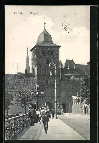 AK Lübeck, Strassenbahn am Burgtor