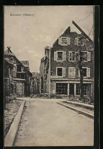 AK Munster / Elsass, Strassenpartie des zerstörten Ortes, Ruine