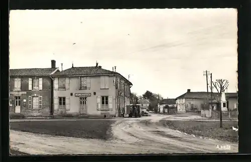 AK Outines, La place et le monument aux morts