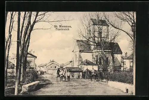 AK St. Masmes, Strassenpartie mit Kirche