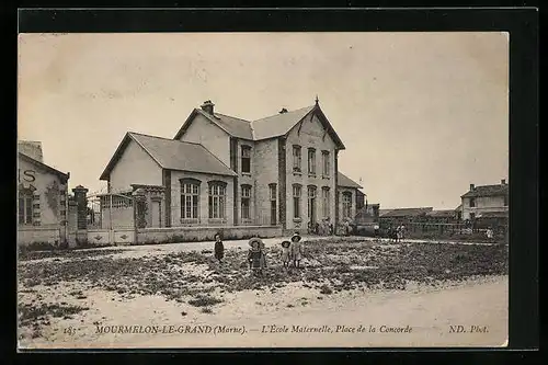 AK Mourmelon-le-Grand, L`École Maternelle, Place de la Concorde