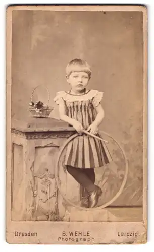 Fotografie B. Wehle, Dresden, Marienstrasse 10, Mädchen mit Spielreif und Blumenkörbchen